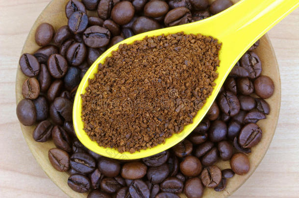 咖啡豆上的现磨咖啡