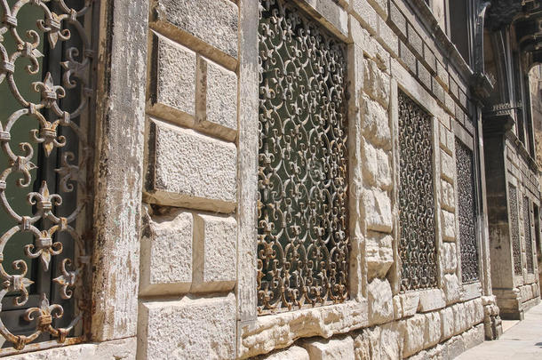 威尼斯老房子窗户上的金属格栅，