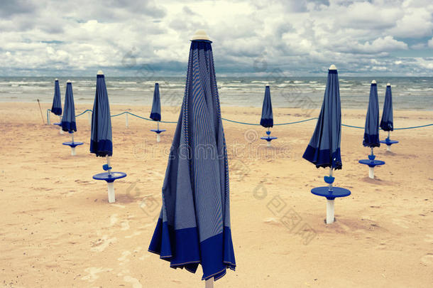 波罗的海海滩上的遮阳伞