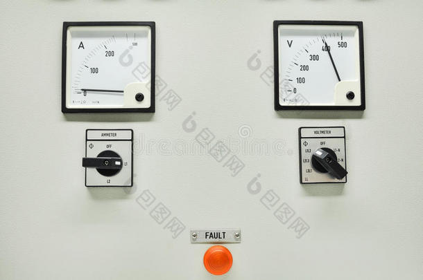 电表的特写镜头，公寓大楼或海上石油和天然气厂的电力公用事业电表。