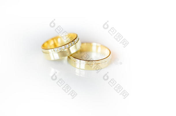 两<strong>枚</strong>可爱的金色结婚戒指