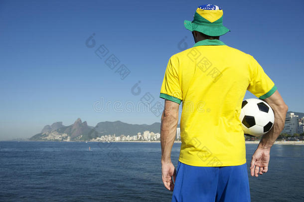 巴西队队服中的巴西人站在里约热内卢的足球场上
