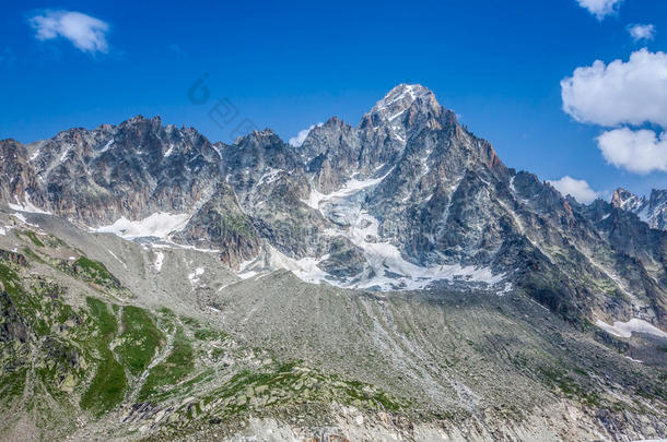 法国阿尔卑斯山上的夏蒙尼山上的艾格维尔山（左）和大罗谢尔山（c）