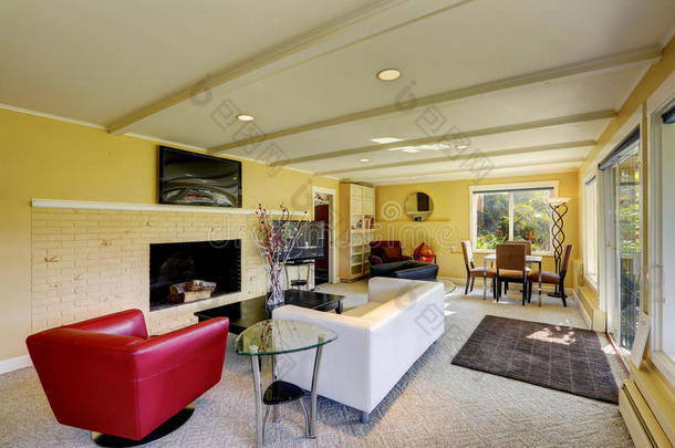 现代客厅，白色和红色沙发