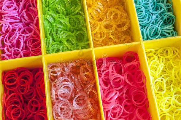 五彩缤纷的彩虹在盒子里织布橡皮筋