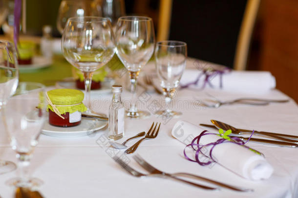 优雅的丁香和绿色餐桌，适合婚礼或活动派对