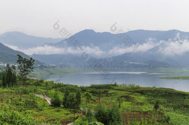 中国四川优雅的女子湖