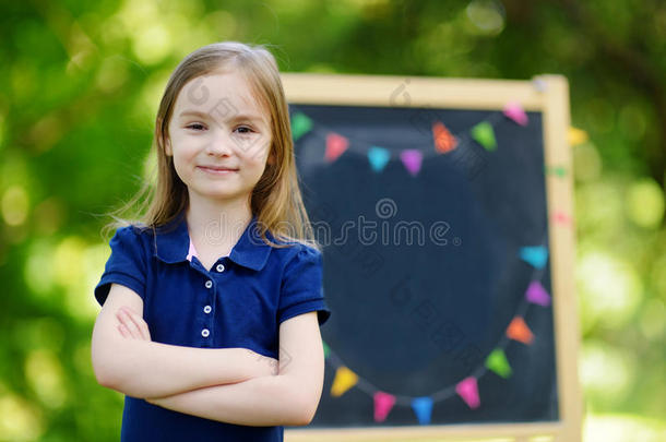 很兴奋的小女生坐在黑板旁