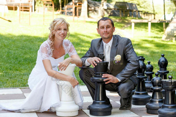 小两口在户外举行美丽的国际象棋婚礼
