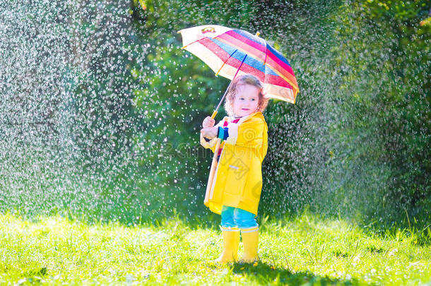 有趣的小孩在雨中<strong>打伞</strong>