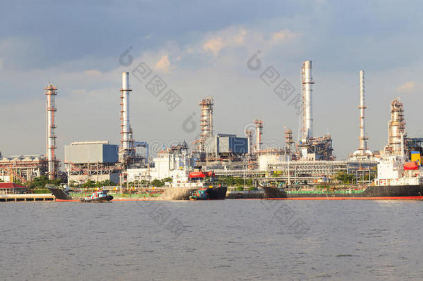 江边重工炼油厂全景图