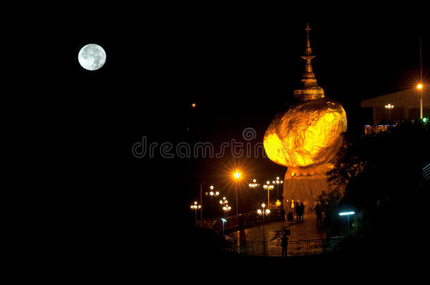 月圆之夜的皎洁寺。