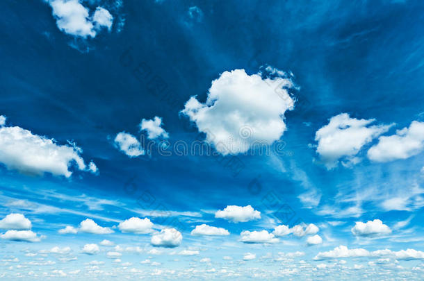 蔚蓝的天空与稀疏的积云形成对比