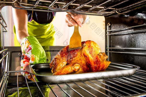 在家里用烤箱烧鸡。