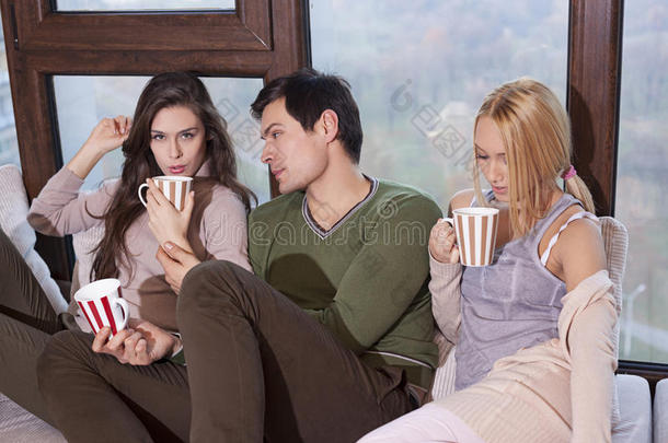 朋友们一起坐在沙发上喝咖啡