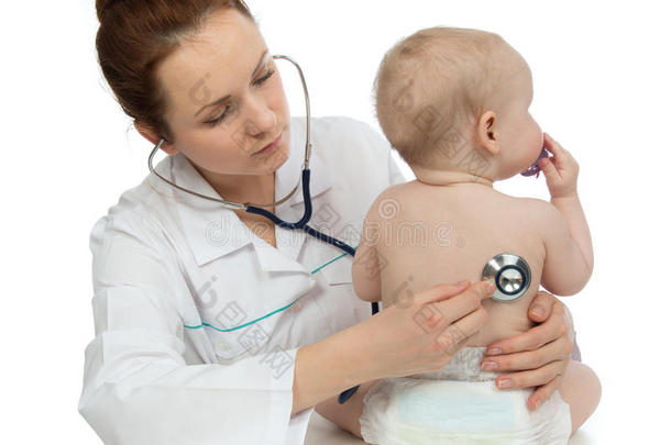 医生用听诊器听诊婴幼儿心脏
