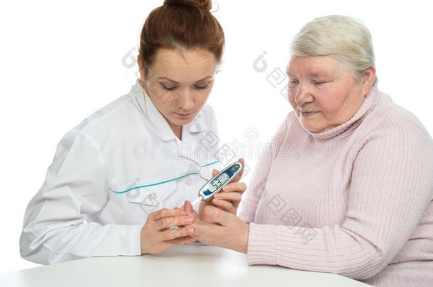 女医生用血糖仪测血糖