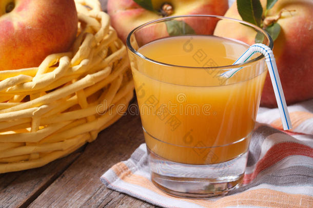 把桃子汁放在桌子上的特写镜头和水果上。水平的