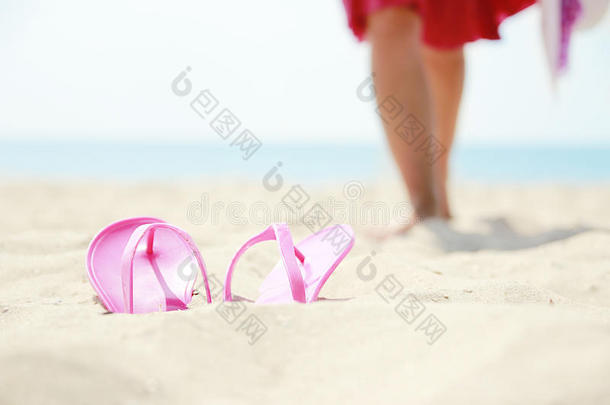 海滩上穿拖鞋的女孩