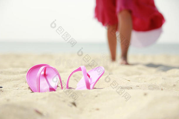 海滩上穿拖鞋的女孩