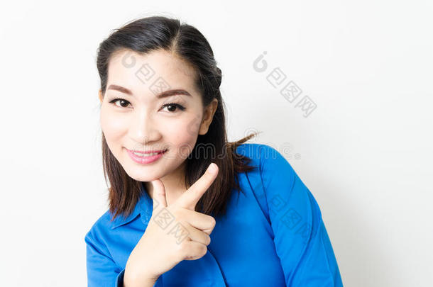 一个有着可爱的外表和迷人的微笑的年轻女人的<strong>形象</strong>