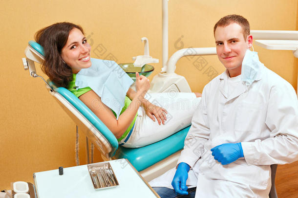 牙医检查中的女孩