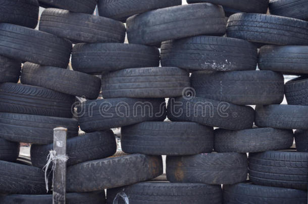 堆叠的轮胎形成安全屏障