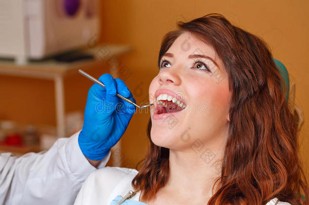 牙医检查中的女孩