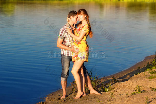 年轻幸福的怀孕夫妇在日落时在海滩上玩得开心。暑假。新<strong>生活</strong>理念。<strong>未来</strong>的父母。