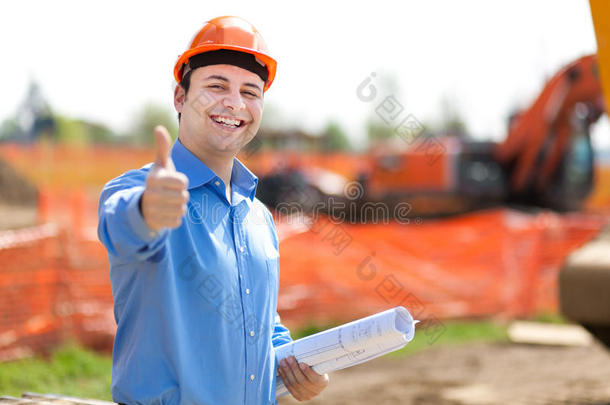 建筑师在建筑工地竖起大拇指