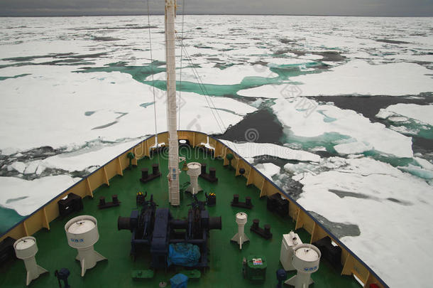 研究船在冰封的<strong>北冰洋</strong>