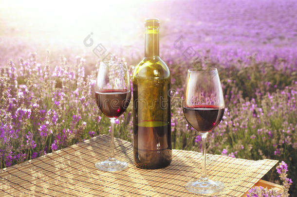 红酒瓶和玻璃杯。