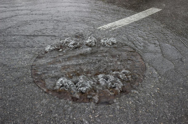 水从下水道盖3冒出来