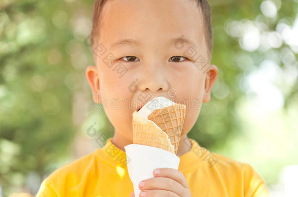 夏天吃冰激凌的亚洲男孩