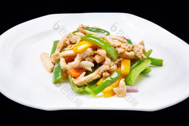 五颜六色的肉和蔬菜在黑色背景下单独炒菜，中国菜