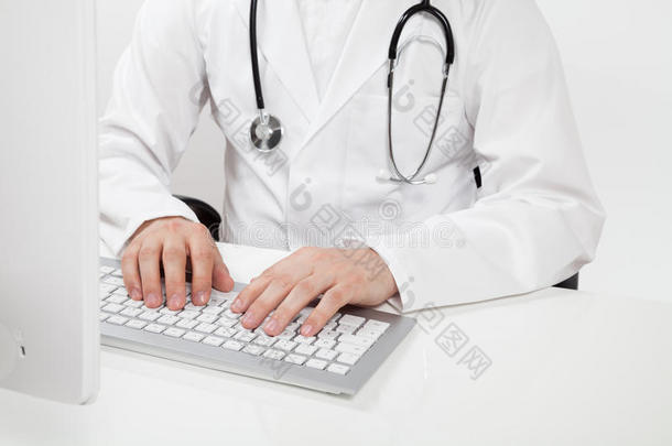 医生在电脑上打字