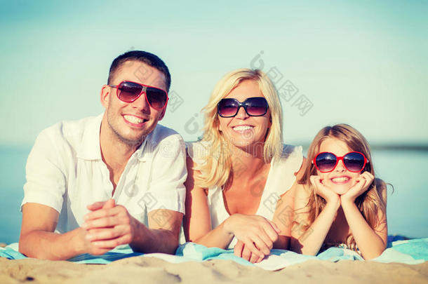 海滩上的幸福家庭