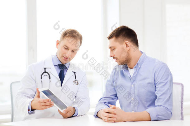 带平板电脑的医生和<strong>住院</strong>病人