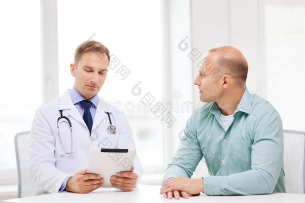 带平板电脑的医生和住院病人