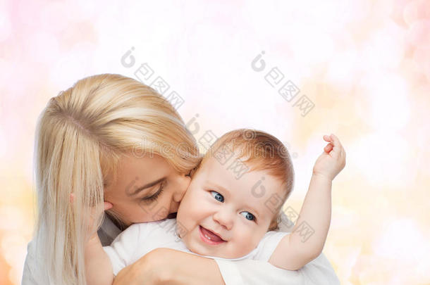 快乐的<strong>妈妈亲吻</strong>微笑的<strong>宝宝</strong>