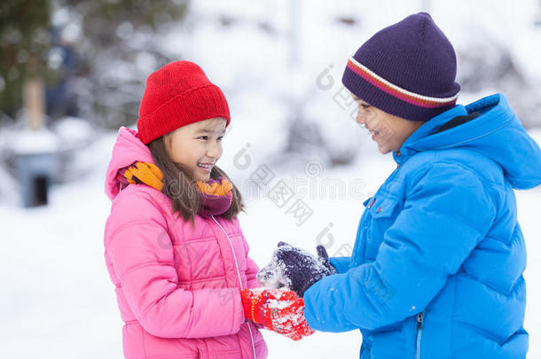 <strong>小男孩帮助小</strong>女孩微笑着。