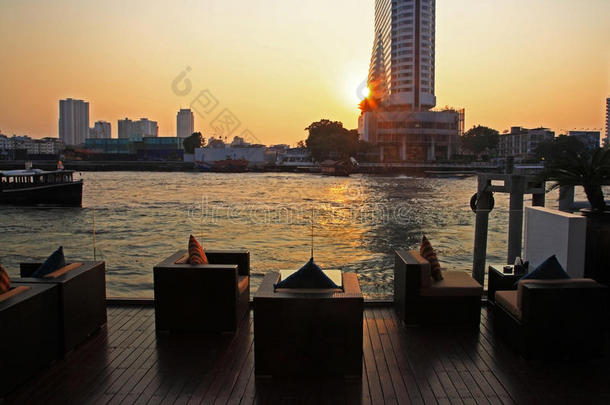 曼谷河边酒吧和餐厅，靠近河边