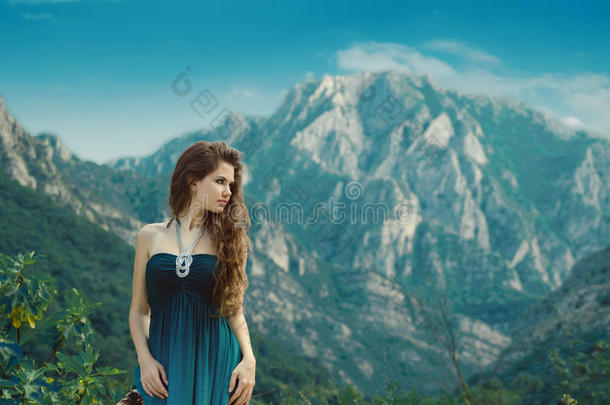 美丽的女孩在山间欣赏山谷自然风光