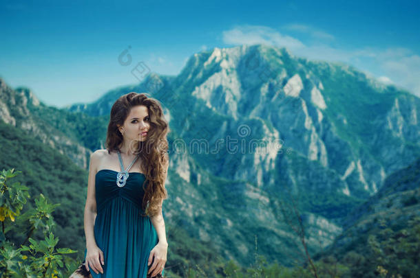 美丽的女孩在山间欣赏山谷自然风光