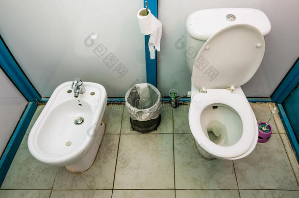 带卫生间和坐浴盆的内部公共卫生间