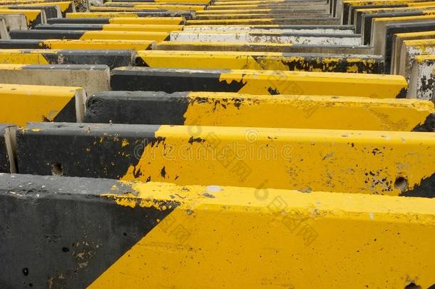 黑色和黄色混凝土路障或路障