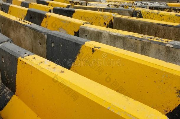 黑色和黄色混凝土路障或路障