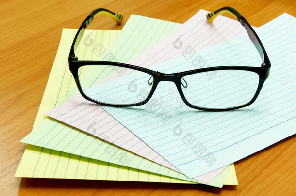 木制办公桌b上的眼镜和便<strong>笺纸</strong>