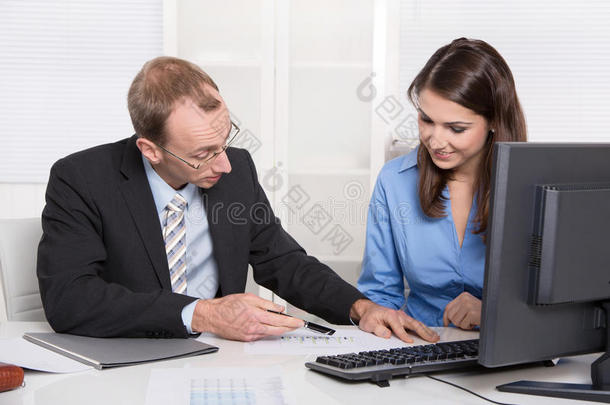 商务人士-在一个会议上的男人和女人-谈论财务
