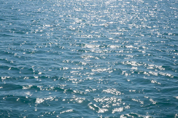深<strong>蓝色</strong>的海<strong>水背景</strong>是<strong>蓝色</strong>的-空无一人-只是波浪在阳光下闪耀。